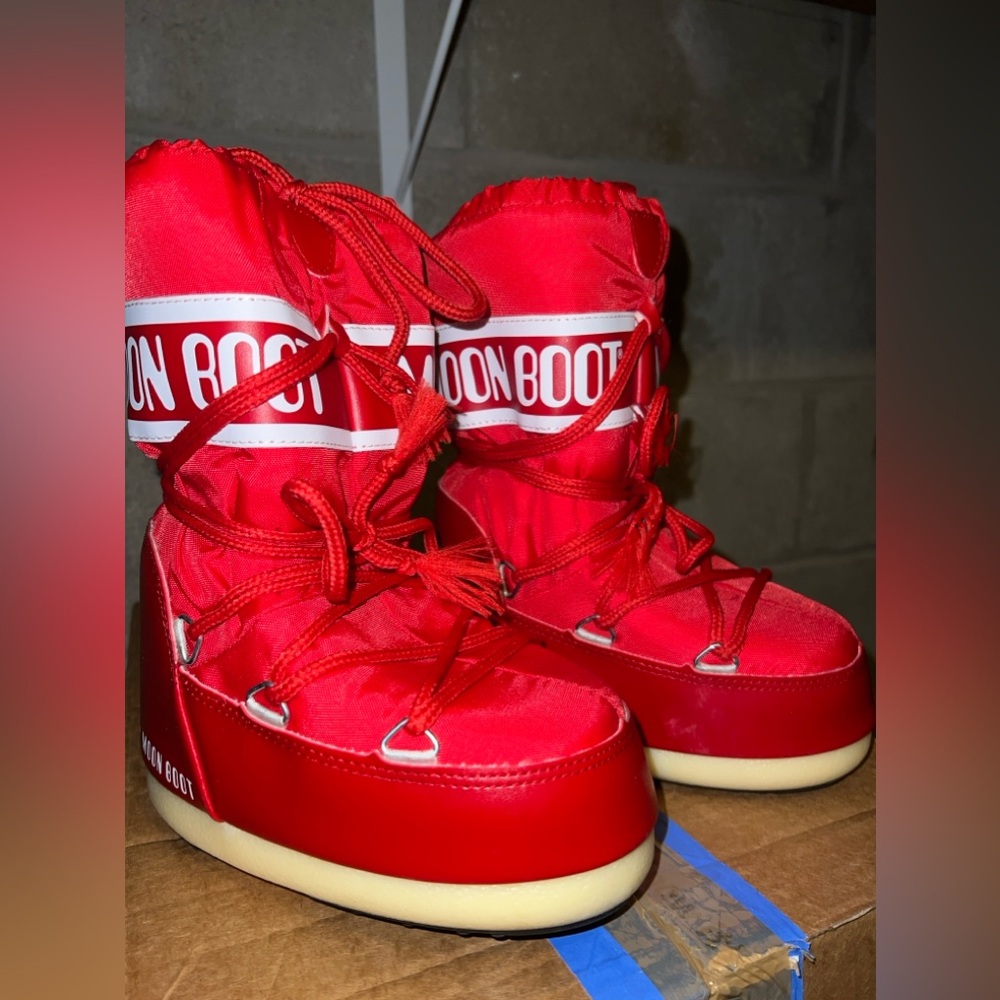 New Moonboots for toddlers, size 10 US